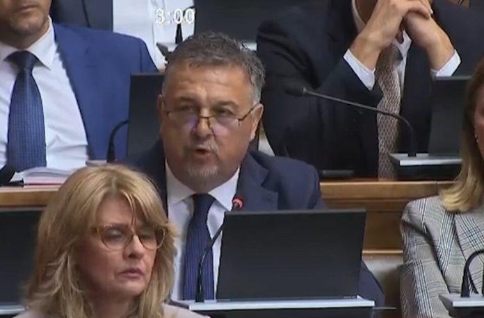 nevideni-autogol-u-skupstini!-poslanik-ssp-a-petrovic-tvrdi-da-narod-nema-ni-za-hranu-i-lekove,-pa-sekundu-kasnije-izustio-ovo:-“otisli-su-na-odmore!”-(video)