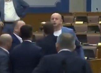 (VIDEO) MINISTAR NASRNUO NA KNEŽEVIĆA, POSLANICI MORALI DA GA OBUZDAJU! Haos na sednici Skupštine Crne Gore: “Dok si se sunčao čuvalo te 50 policajaca” (video)-ministar-nasrnuo-na-knezevica,-poslanici-morali-da-ga-obuzdaju!-haos-na-sednici-skupstine-crne-gore:-“dok-si-se-suncao-cuvalo-te-50-policajaca”