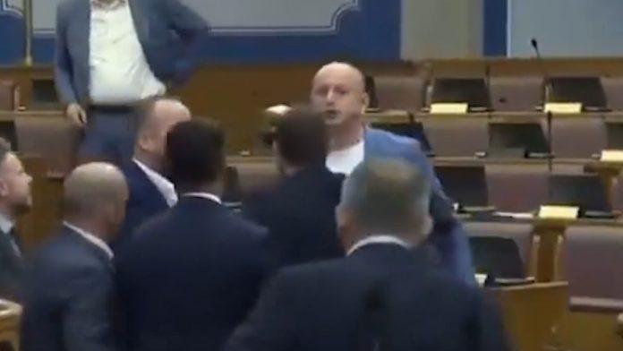 (video)-ministar-nasrnuo-na-knezevica,-poslanici-morali-da-ga-obuzdaju!-haos-na-sednici-skupstine-crne-gore:-“dok-si-se-suncao-cuvalo-te-50-policajaca”