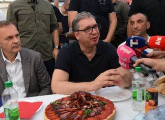 “NAPADAJU ME ONI KOJI IMAJU 0,1 ILI 0,2 POSTO, NjIH SE NIKO NE BOJI” Vučić komentarisao brutalne pretnje blokadera “napadaju-me-oni-koji-imaju-0,1-ili-0,2-posto,-njih-se-niko-ne-boji”-vucic-komentarisao-brutalne-pretnje-blokadera