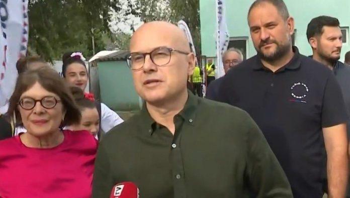 “aleksandar-vucic-za-premijera-–-ujedinjena-srbija”-vucevic-zagrmeo-iz-sajkasa-–-“ne-damo-vojvodinu,-dzabe-su-cuvali-+384-pozivni-broj”