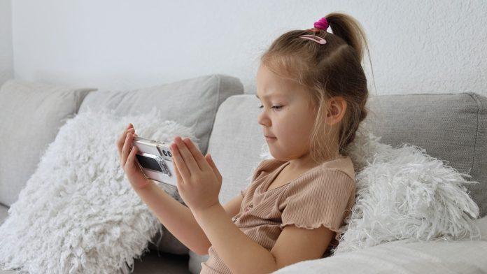 vreme-provedeno-na-telefonu-do-6.-godine-utice-na-ocene-u-skoli:-trajno-oblikuje-ucenje-i-pamcenje