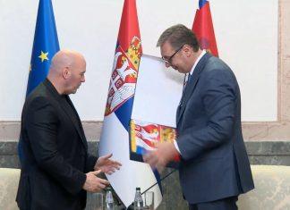 UŽIVO NAJUTICAJNIJI ČOVEK SPORTA DANAŠNJICE KOD VUČIĆA Vajtu iz UFC poklonio srpsku zastavu i gusle! Sve karte za spektakl rasprodate za samo 22 minuta uzivo-najuticajniji-covek-sporta-danasnjice-kod-vucica-vajtu-iz-ufc-poklonio-srpsku-zastavu-i-gusle!-sve-karte-za-spektakl-rasprodate-za-samo-22-minuta