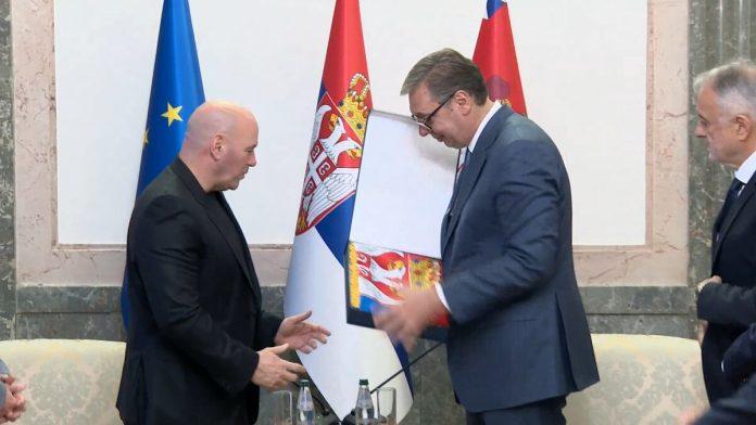 uzivo-najuticajniji-covek-sporta-danasnjice-kod-vucica-vajtu-iz-ufc-poklonio-srpsku-zastavu-i-gusle!-sve-karte-za-spektakl-rasprodate-za-samo-22-minuta