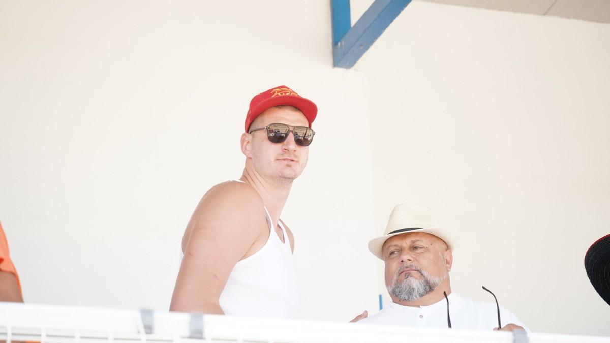 (foto)-jokic-prvi-put-pred-kamerama-sa-sinom-mali-ignjat-na-hipodromu-u-subotici-ukrao-svu-paznju (foto)-jokic-prvi-put-pred-kamerama-sa-sinom-mali-ignjat-na-hipodromu-u-subotici-ukrao-svu-paznju