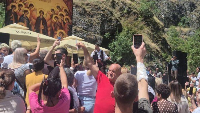 na-nisanu-kurtijevih-snajperista-milan-vasic:-pre-nastupa-u-prizrenu-tzv.-kosovska-policija-mi-rekla-sta-smem-da-pevam-(video)