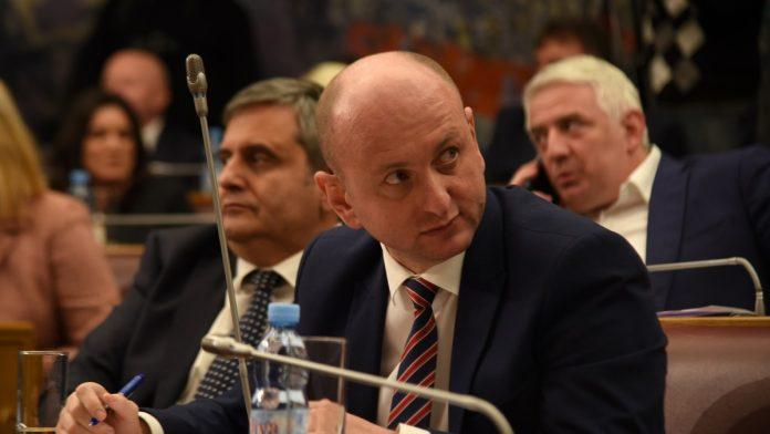 “crna-gora-je-zvanicno-kapitulirala-pred-hrvatskom”-knezevic-u-parlamentu:-“ovo-je-samo-pocetak”