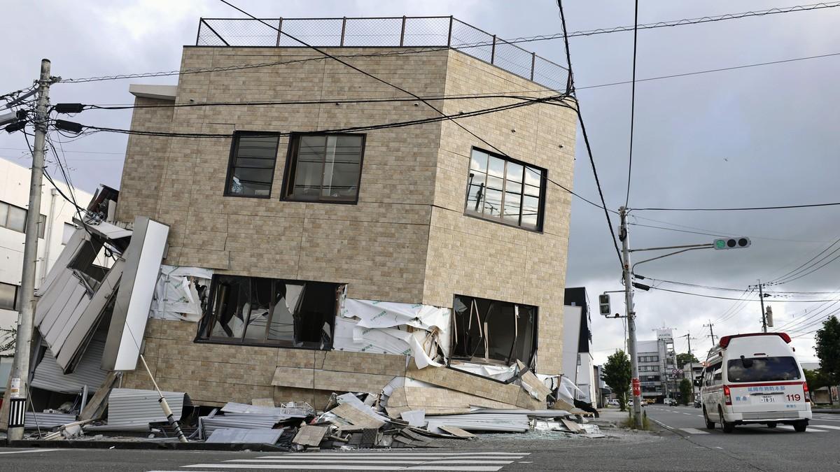 zasto-su-u-japanu-cesti-razorni-zemljotresi?-u-najvecoj-katastrofi-u-istoriji-ove-zemlje-poginulo-je-140.000-ljudi zasto-su-u-japanu-cesti-razorni-zemljotresi?-u-najvecoj-katastrofi-u-istoriji-ove-zemlje-poginulo-je-140.000-ljudi