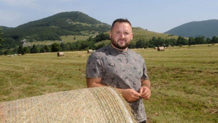 rajko-je-pravnik-i-uzoran-stocar:-u-rodnu-liku-otisao-cim-je-diplomirao,-a-kasnije-vratio-i-traktor-na-kom-je-sa-porodicom-izbegao-u-“oluji”