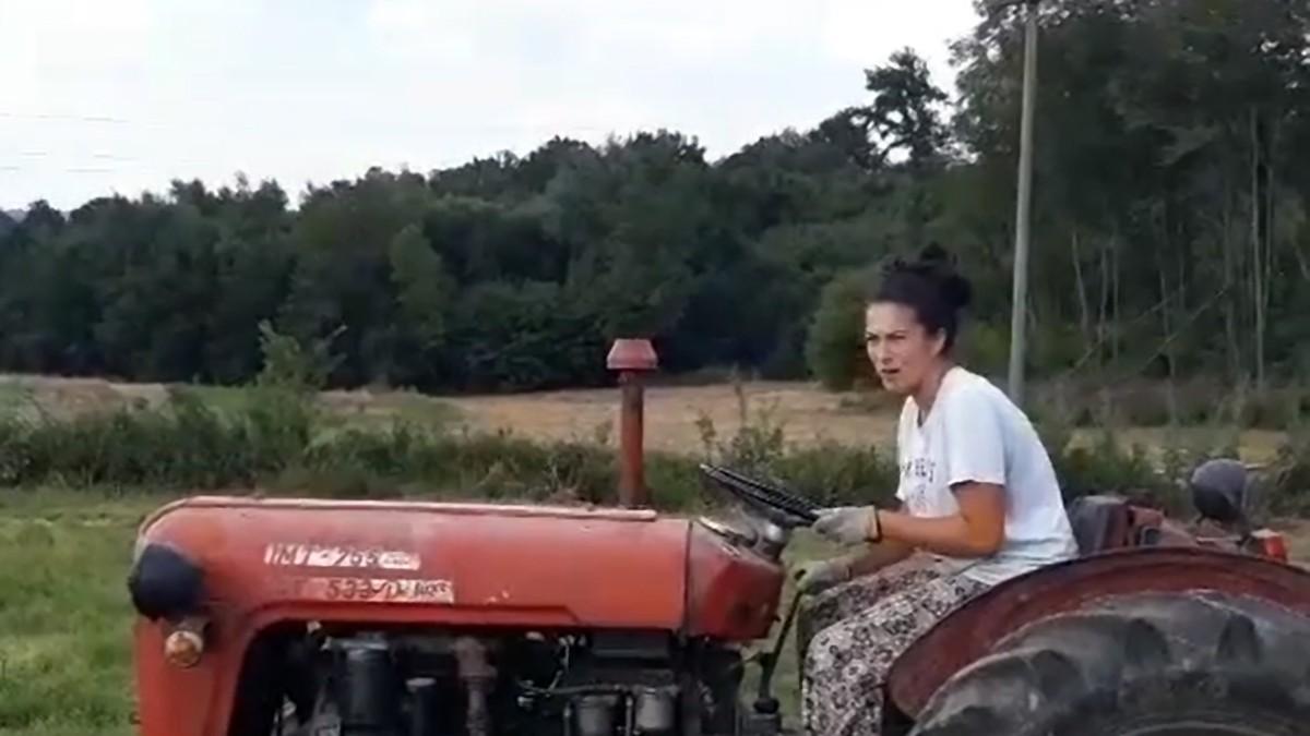 gaji-stoku-i-ima-organsku-bastu-glumica-na-vrhuncu-karijere-napustila-sve-i-preselila-se-na-selo:-obavlja-sve-poljoprivredne-poslove-kao-od-sale-(video) gaji-stoku-i-ima-organsku-bastu-glumica-na-vrhuncu-karijere-napustila-sve-i-preselila-se-na-selo:-obavlja-sve-poljoprivredne-poslove-kao-od-sale-(video)