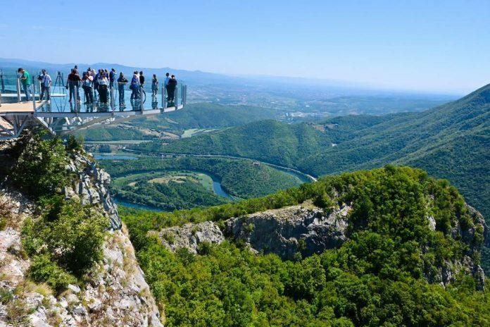 prve-slike-sa-staklenog-vidikovca-na-kabalaru!-srbija-dobija-novu-atrakciju-od-koje-zastaje-dah,-pogled-na-ovcarsko-kablarsku-klisuru-je-nestvaran-(foto)