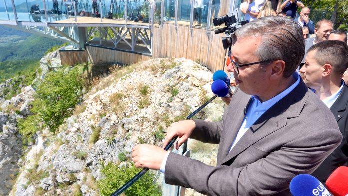 “testirano-na-132-tone,-800-ljudi-moze-da-stane”-vucic-obilazi-vidikovac-na-kablaru,-zaigralo-se-kolo:-“cacak-gde-god-da-krene-imace-auto-put”