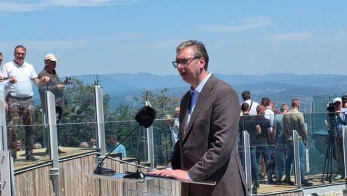 “hajde-da-vidimo-to-cudo”-vucic-na-otvaranju-staklenog-vidikovca-na-kablaru-–-docekao-ga-veliki-broj-gradana-(video)