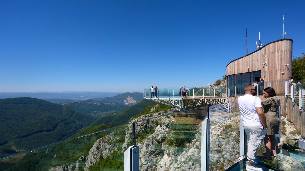 zvanicno-otvoren-vidikovac-na-kablaru,-investicija-ce-se-isplatiti-u-prvih-godinu-dana:-“stotine-hiljada-ljudi-ce-videti-carobnu-lepotu”-(foto) zvanicno-otvoren-vidikovac-na-kablaru,-investicija-ce-se-isplatiti-u-prvih-godinu-dana:-“stotine-hiljada-ljudi-ce-videti-carobnu-lepotu”-(foto)
