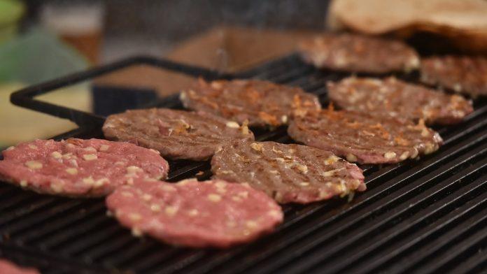 sve-mirisite-i-trazite-papir!-inspekcija-povukla-100-kilograma-hrane-sa-pijaca:-evo-kako-tacno-da-prepoznate-pokvareno-meso,-ovo-je-prvi-alarm-(foto)
