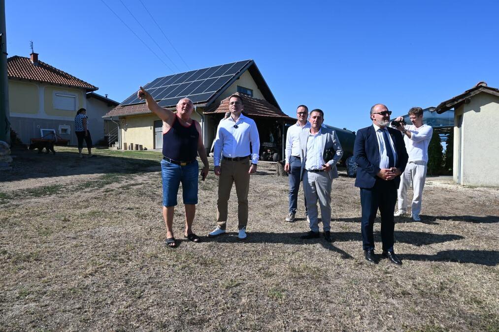 posle-20-godina-se-vratili-iz-austrije-u-srbiju:-porodica-kostic-pokrenula-posao-u-brzanu,-ministar-dorde-milicevic-ih-posetio-(foto) posle-20-godina-se-vratili-iz-austrije-u-srbiju:-porodica-kostic-pokrenula-posao-u-brzanu,-ministar-dorde-milicevic-ih-posetio-(foto)