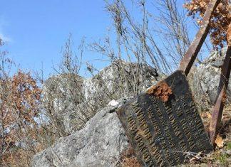 POKUŠAVAJU DA UBIJU ISTINU: Ponovo srušena spomen-ploča otetim srpskim novinarima kod Orahovca pokusavaju-da-ubiju-istinu:-ponovo-srusena-spomen-ploca-otetim-srpskim-novinarima-kod-orahovca