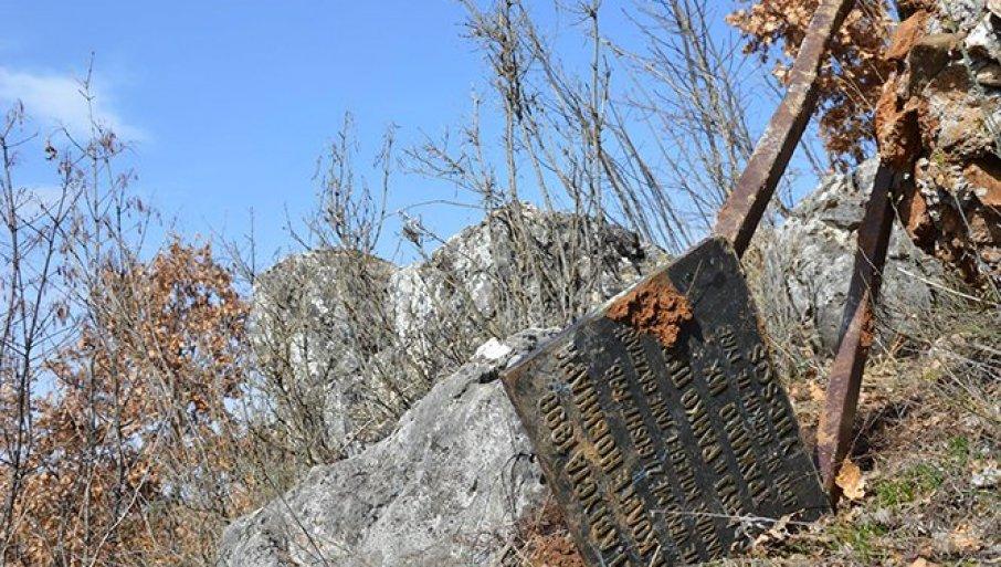 pokusavaju-da-ubiju-istinu:-ponovo-srusena-spomen-ploca-otetim-srpskim-novinarima-kod-orahovca pokusavaju-da-ubiju-istinu:-ponovo-srusena-spomen-ploca-otetim-srpskim-novinarima-kod-orahovca