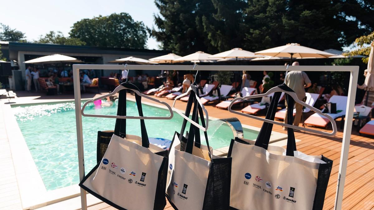 stiglo-nam-je-upozorenje:-pred-nama-je-vreli-dan,-ali-i-jos-vreliji-provod!-evo-kako-je-protekao-summer-party-sa-influenserkama-i-ostalim-dragim-gostima stiglo-nam-je-upozorenje:-pred-nama-je-vreli-dan,-ali-i-jos-vreliji-provod!-evo-kako-je-protekao-summer-party-sa-influenserkama-i-ostalim-dragim-gostima