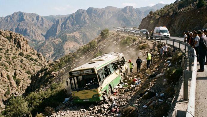 autobus-smrti-pao-u-provaliju:-stravicna-nesreca-na-severu-alzira-–-desetine-mrtvih,-spasioci-izvlace-zrtve-(foto/video)