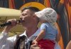 (VIDEO) “MOJ SIN I NJEGOV PRVI KONCERT” Milan Vasić peva u narodnoj nošnji, u naručju drži naslednika, prizor iz Prizrena sve raznežio (video)-“moj-sin-i-njegov-prvi-koncert”-milan-vasic-peva-u-narodnoj-nosnji,-u-narucju-drzi-naslednika,-prizor-iz-prizrena-sve-raznezio