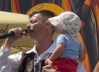 (VIDEO) “MOJ SIN I NJEGOV PRVI KONCERT” Milan Vasić peva u narodnoj nošnji, u naručju drži naslednika, prizor iz Prizrena sve raznežio (video)-“moj-sin-i-njegov-prvi-koncert”-milan-vasic-peva-u-narodnoj-nosnji,-u-narucju-drzi-naslednika,-prizor-iz-prizrena-sve-raznezio