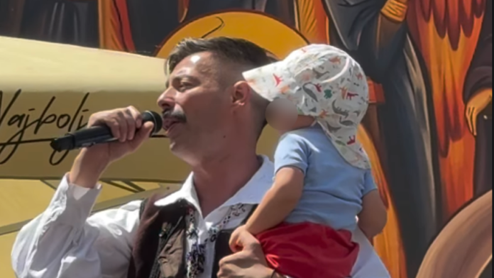 (video)-“moj-sin-i-njegov-prvi-koncert”-milan-vasic-peva-u-narodnoj-nosnji,-u-narucju-drzi-naslednika,-prizor-iz-prizrena-sve-raznezio