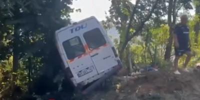 horor-u-komsiluku!-minibus-sa-fudbalerima-cuvenog-kluba-sleteo-sa-puta,-ima-mrtvih-(video) horor-u-komsiluku!-minibus-sa-fudbalerima-cuvenog-kluba-sleteo-sa-puta,-ima-mrtvih-(video)