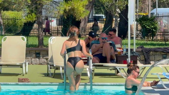 kad-se-okrenula-i-pokazala-pozadinu-svi-zanemeli-uslikali-smo-poznatu-pevacicu-na-bazenu-u-budvi:-crni-bikini-joj-stoji-perfektno,-gosti-ostali-bez-teksta-(video)