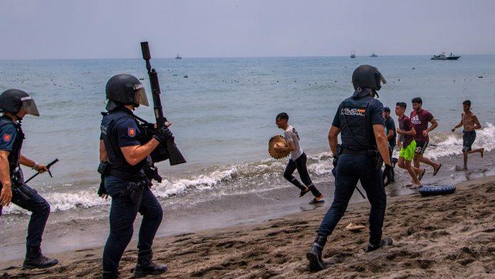 “ponavljali-su:-‘idite-tamo!'”-migranti-krivicu-za-masovnu-invaziju-na-spaniju-svalili-na-ovu-zemlju:-“plivao-sam-pored-tela”