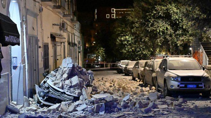 (foto)-urusavale-se-zgrade,-delovi-stena-padali-na-vozila-snazan-zemljotres-pogodio-italiju:-ljudi-bezali-iz-kuca