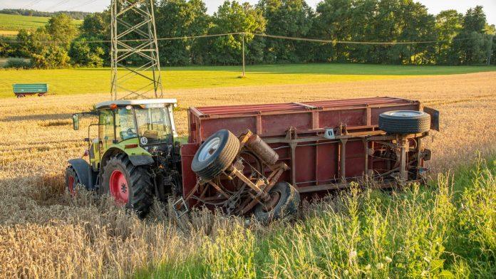 traktor-se-prevrnuo-i-pao-na-muskarca-teska-nesreca-kod-grocke:-sa-teskim-povredama-hitno-prevezen-u-bolnicu