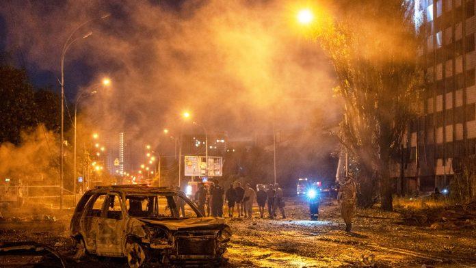 (foto,-video)-kijev-u-plamenu,-nebo-prekrio-crni-dim!-brutalan-ruski-udar-usred-noci-balistickim-raketama:-prizori-kao-broje-se-mrtvi,-ljudi-ostali-zivi-zarobljeni