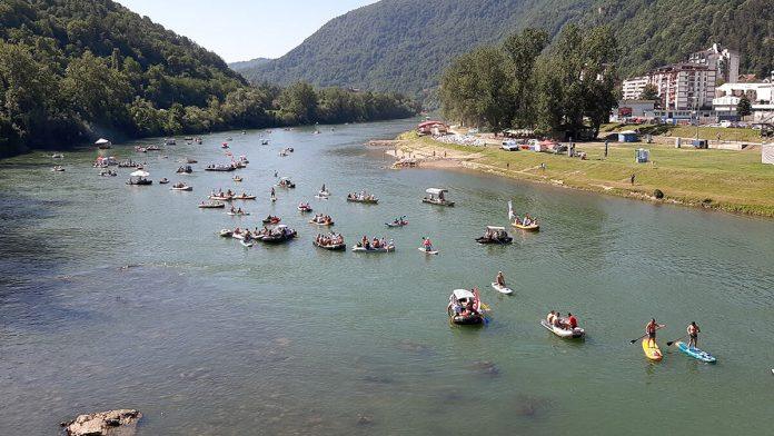 stotinu-plovila-zaplovilo-drinom!-pocela-18.-medunarodna-regata,-ucesnike-ceka-velika-zurka-na-cilju-(foto)