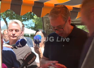 “VIDI ŠTA SAM DOBIO ZA HILJADARKU” Vučić u Babušnici: Probao domaće bombone, evo šta je izabrao za sina (VIDEO) “vidi-sta-sam-dobio-za-hiljadarku”-vucic-u-babusnici:-probao-domace-bombone,-evo-sta-je-izabrao-za-sina-(video)