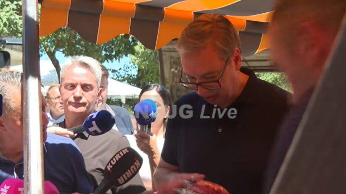 “vidi-sta-sam-dobio-za-hiljadarku”-vucic-u-babusnici:-probao-domace-bombone,-evo-sta-je-izabrao-za-sina-(video)