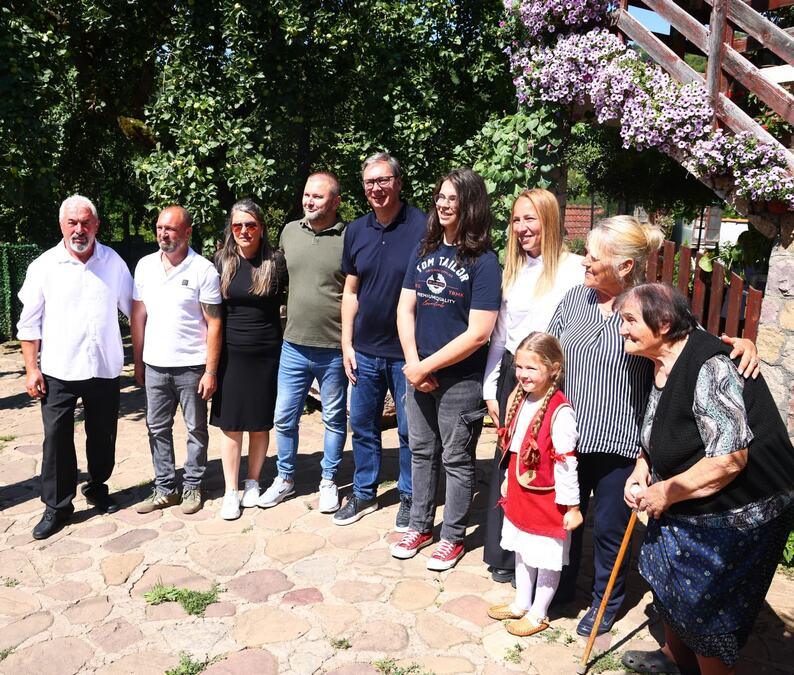 “ja-volim-sto-me-vodaju-ko-mecku-bozanu”-vucic-poslao-mocnu-poruk:-moj-je-posao-da-idem-i-da-vidim-svakog-coveka,-da-ga-cujem-i-slusam!-i-ponosim-se-tim-video “ja-volim-sto-me-vodaju-ko-mecku-bozanu”-vucic-poslao-mocnu-poruk:-moj-je-posao-da-idem-i-da-vidim-svakog-coveka,-da-ga-cujem-i-slusam!-i-ponosim-se-tim-video