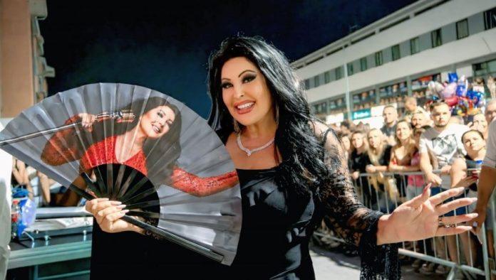 rekordan-broj-ljudi-na-koncertu-u-laktasima:-dragana-mirkovic-jos-jednom-dokazala-zasto-je-miljenica-publike-(foto)