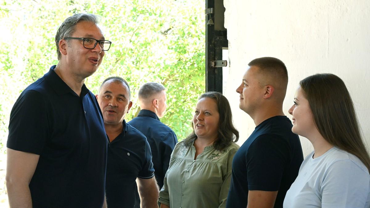 vucic:-glasajte-za-njih,-imacete-evro-za-200-dinara-i-smanjenje-plata-–-kod-nas-necete vucic:-glasajte-za-njih,-imacete-evro-za-200-dinara-i-smanjenje-plata-–-kod-nas-necete
