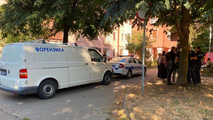 (foto,-video)-ovo-je-zgrada-u-kojoj-su-nadena-tela-brata-i-sestre-detalji-uzasa-na-bezanijskoj-kosi:-tim-forenzike-i-policija-na-uvidaju