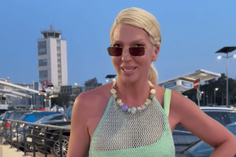 jelena-karleusa-napravila-pometnju-na-aerodromu!-pevacica-stigla-s-jahte-u-bikiniju-i-mrezici,-ovo-gledate-na-sopstvenu-odgovornost!-(video,-galerija) jelena-karleusa-napravila-pometnju-na-aerodromu!-pevacica-stigla-s-jahte-u-bikiniju-i-mrezici,-ovo-gledate-na-sopstvenu-odgovornost!-(video,-galerija)