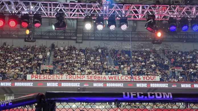 poruka-za-trampa-na-ufc-spektaklu-u-areni-publika-razvila-ogroman-transparent:-evo-sta-je-porucila-predsedniku-amerike-(foto)