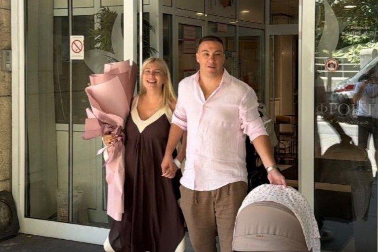 prve-slike-dee-durdevic-ispred-porodilista:-pogledjate-porodicnu-idilu-voditeljke-pinka! prve-slike-dee-durdevic-ispred-porodilista:-pogledjate-porodicnu-idilu-voditeljke-pinka!