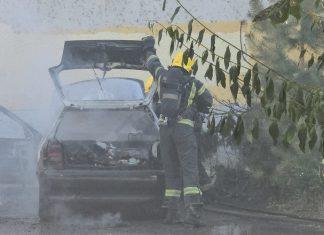 (FOTO, VIDEO) IZGOREO AUTO U NOVOM SADU! Vatra progutala vozilo, dim se i dalje širi iz unutrašnjosti: Vatrogasci na licu mesta (foto,-video)-izgoreo-auto-u-novom-sadu!-vatra-progutala-vozilo,-dim-se-i-dalje-siri-iz-unutrasnjosti:-vatrogasci-na-licu-mesta