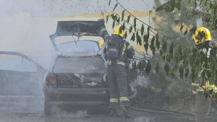 (foto,-video)-izgoreo-auto-u-novom-sadu!-vatra-progutala-vozilo,-dim-se-i-dalje-siri-iz-unutrasnjosti:-vatrogasci-na-licu-mesta