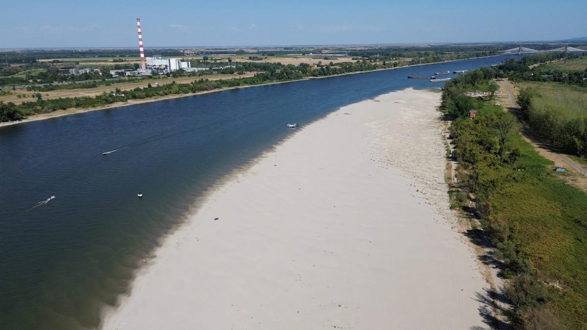 sokantne-scene-iz-novog-sada,-evo-sta-je-ostalo-od-dunava-voda-se-skroz-povlaci,-ovako-nesto-nikada-nije-videno-(foto,-video) sokantne-scene-iz-novog-sada,-evo-sta-je-ostalo-od-dunava-voda-se-skroz-povlaci,-ovako-nesto-nikada-nije-videno-(foto,-video)