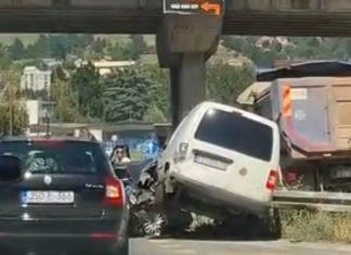 (FOTO, VIDEO) TEŠKA NESREĆA U UŽICU! Ima povređenih, među njima i DECA: Ostali vozači uskočili u pomoć, kombi završio na ogradi (foto,-video)-teska-nesreca-u-uzicu!-ima-povredenih,-medu-njima-i-deca:-ostali-vozaci-uskocili-u-pomoc,-kombi-zavrsio-na-ogradi