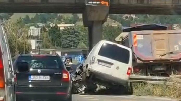 (foto,-video)-teska-nesreca-u-uzicu!-ima-povredenih,-medu-njima-i-deca:-ostali-vozaci-uskocili-u-pomoc,-kombi-zavrsio-na-ogradi