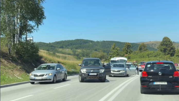 (video)-evo-zasto-je-policija-jurila-bosog-muskarca-u-belom-otkriveni-detalji-drame-na-putu-za-zlatibor:-putnici-prisustvovali-neverovatnoj-sceni