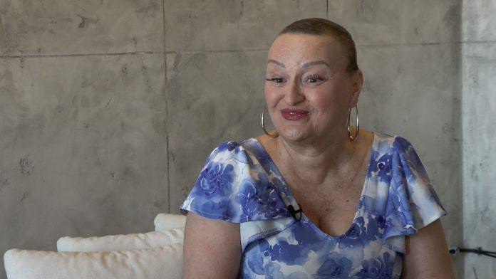 “ostala-sam-bez-kose-jer-se-lecim-od-zlocudne-bolesti”-milica-dugalic-o-borbi-sa-kancerom-i-operaciji:-“kosti,-glava,-sve-boli,-ali-zelim-da-zivim”-(video)